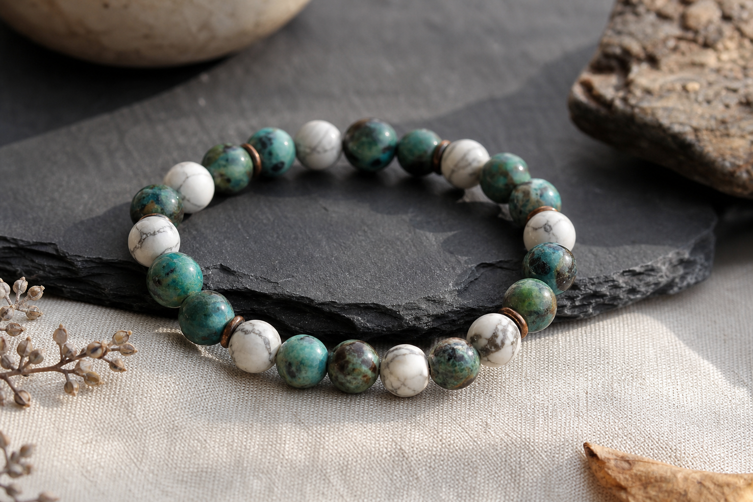 Bracelet en chrysocolle et howlite sur ardoise