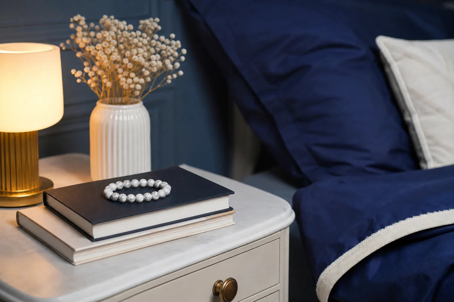Bracelet en howlite posé sur un carnet dans une chambre calme