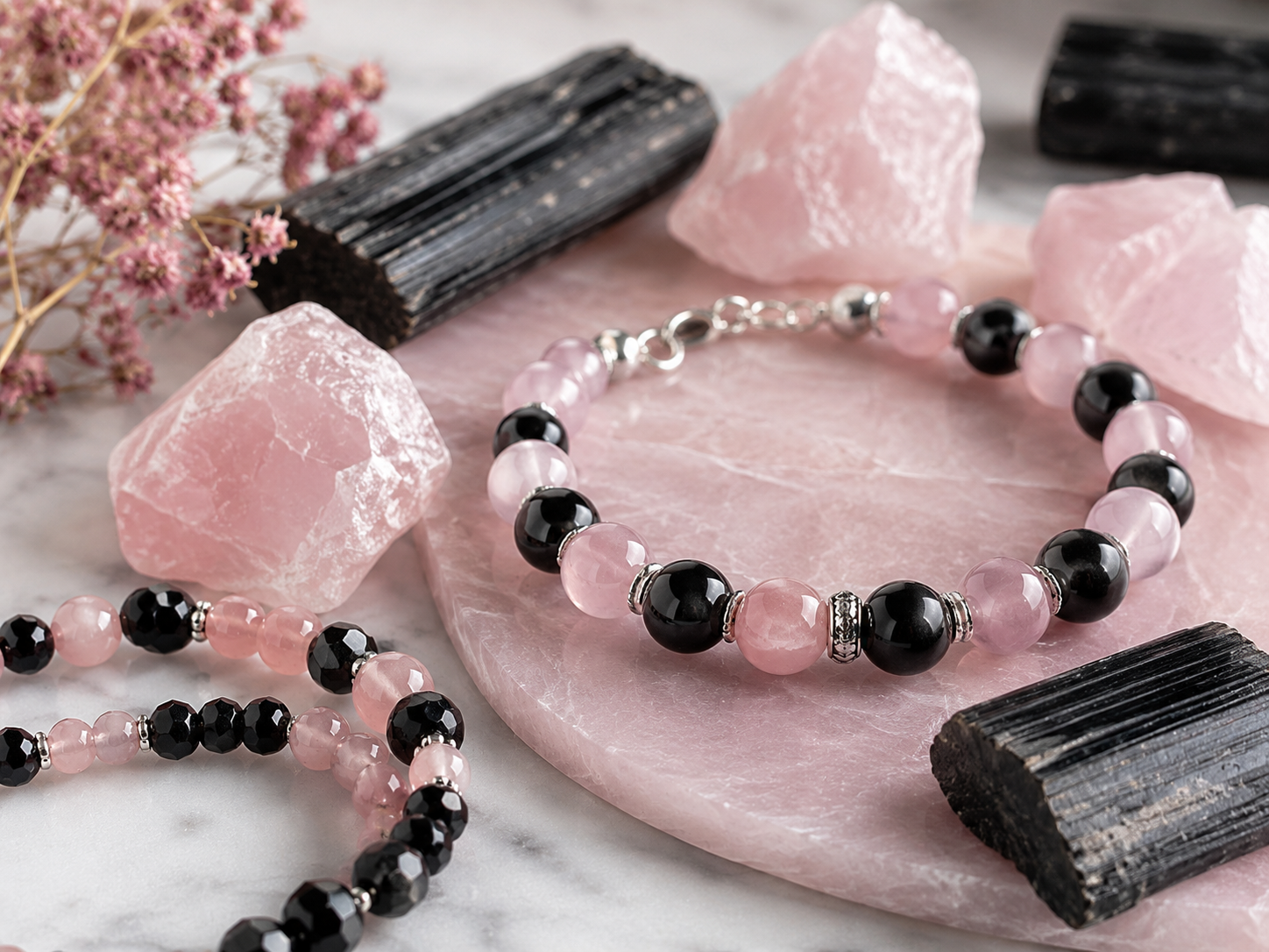 Tourmaline noire et quartz rose : contraste graphique et usage en bijou
