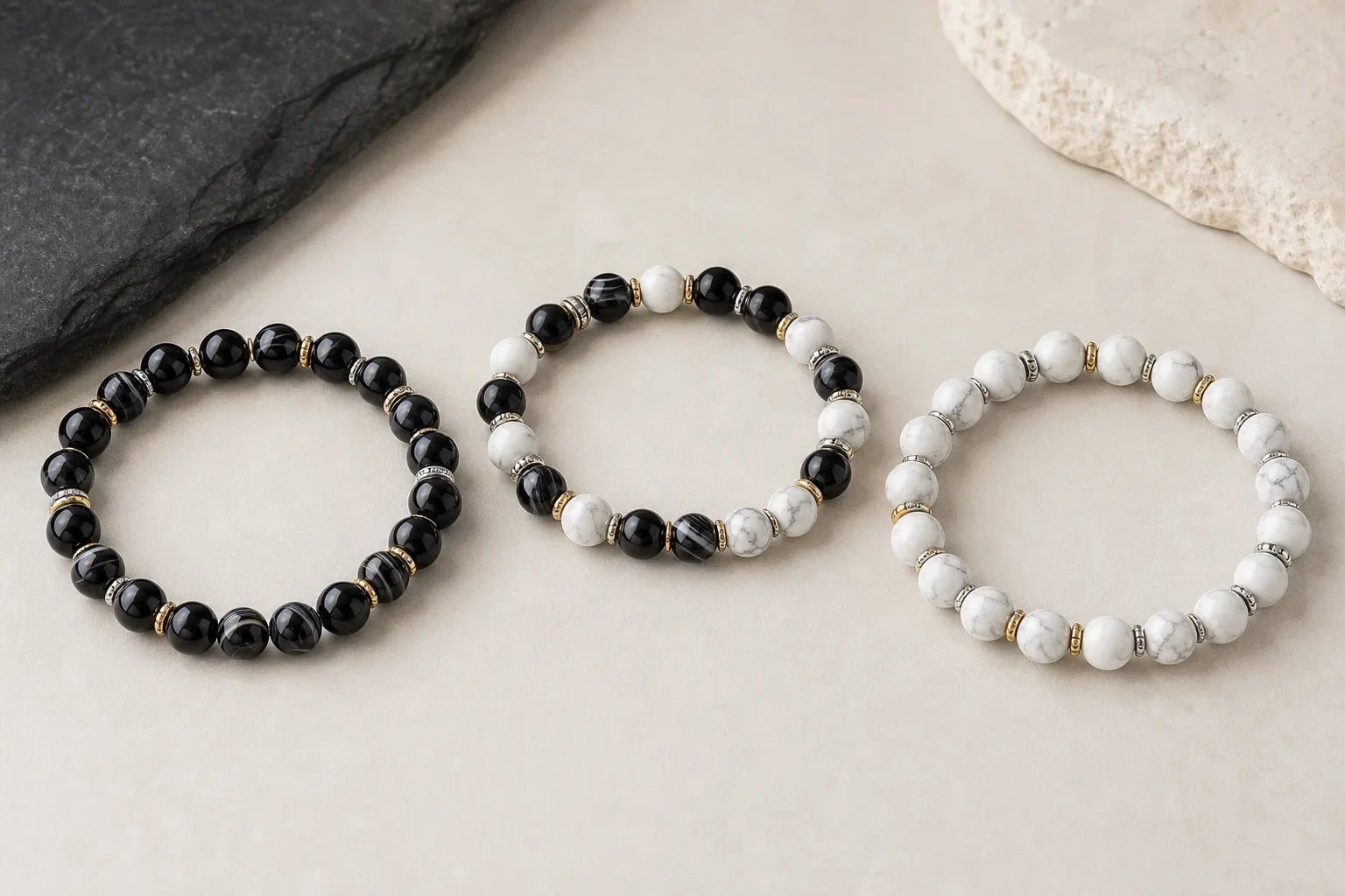 Trois bracelets en agate noire et howlite, du noir dominant au blanc dominant