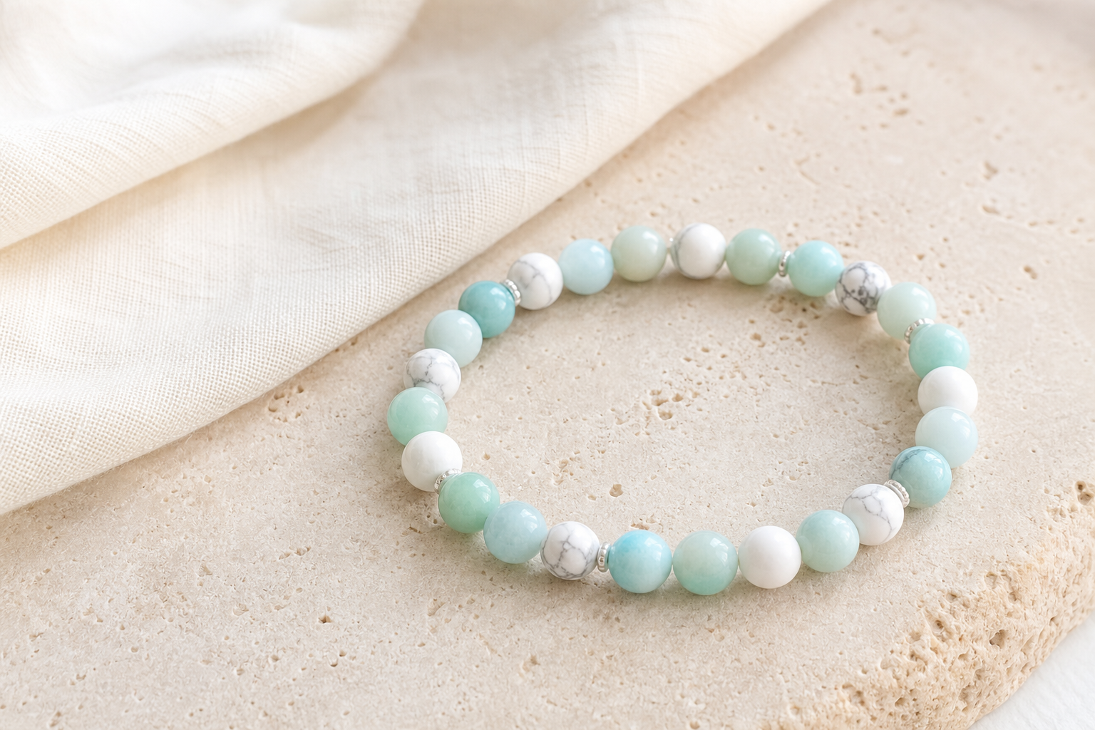 Bracelet pastel associant amazonite bleu-vert et howlite blanche veinée
