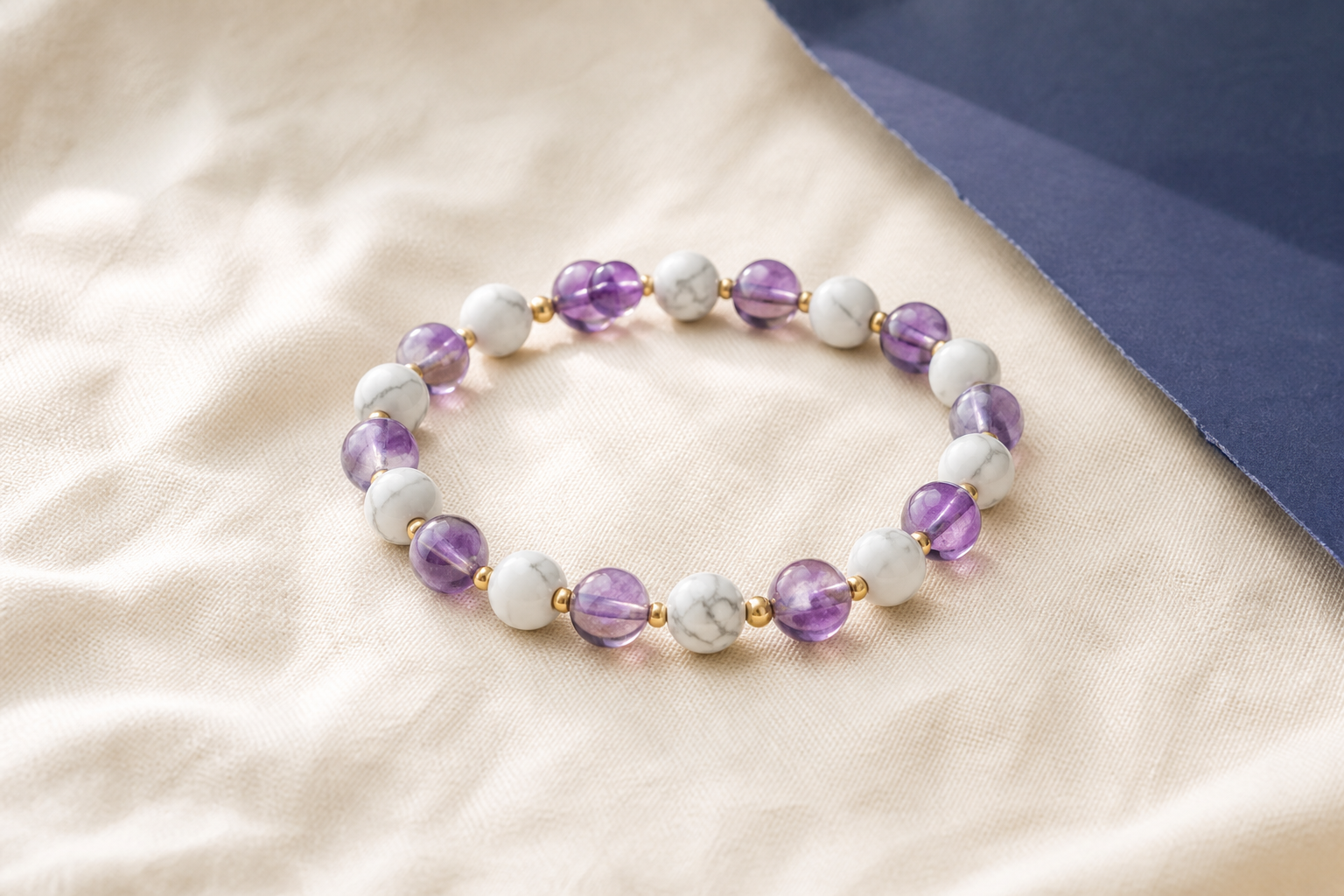 Bracelet alternant perles d’améthyste violette et perles de howlite blanche
