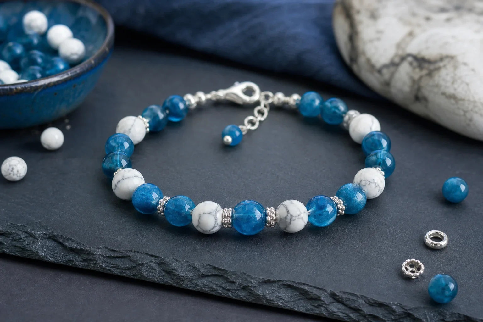 Bracelet associant apatite bleue, howlite blanche et séparateurs argentés