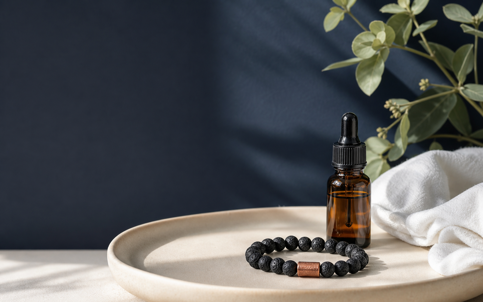 Bijou diffuseur en pierre de lave et flacon fermé, usage prudent des huiles essentielles