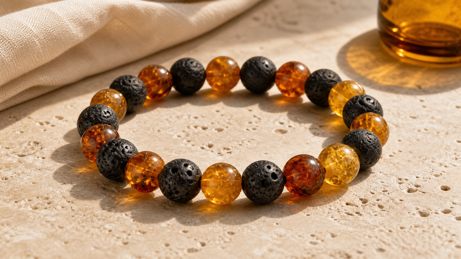 Bracelet associant pierre de lave noire et ambre miel et cognac