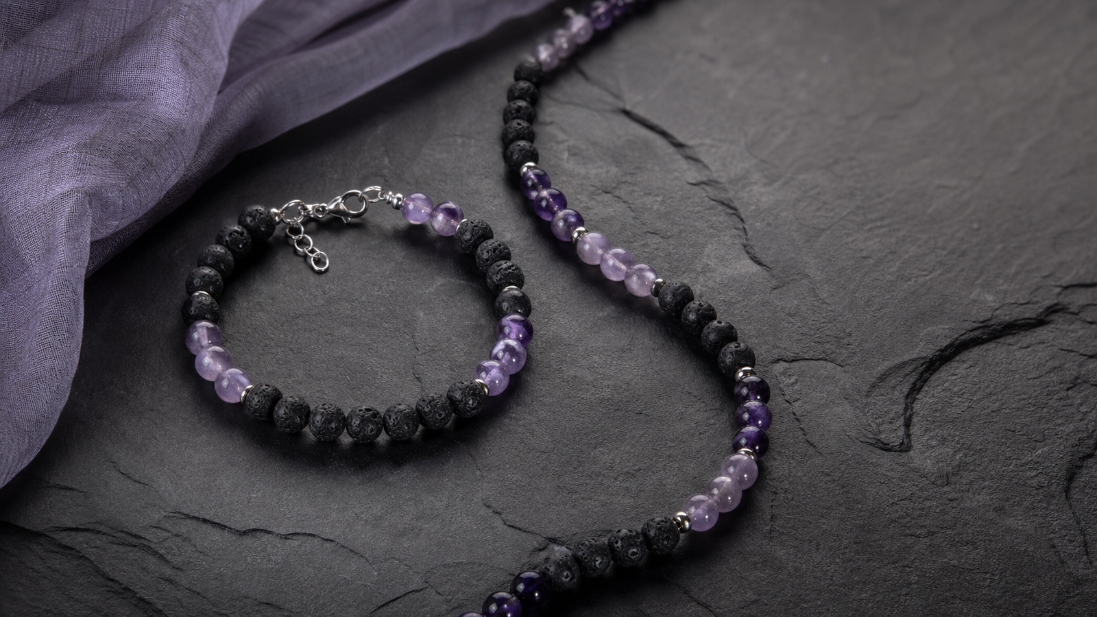 Bracelet et collier associant pierre de lave noire et améthyste violette