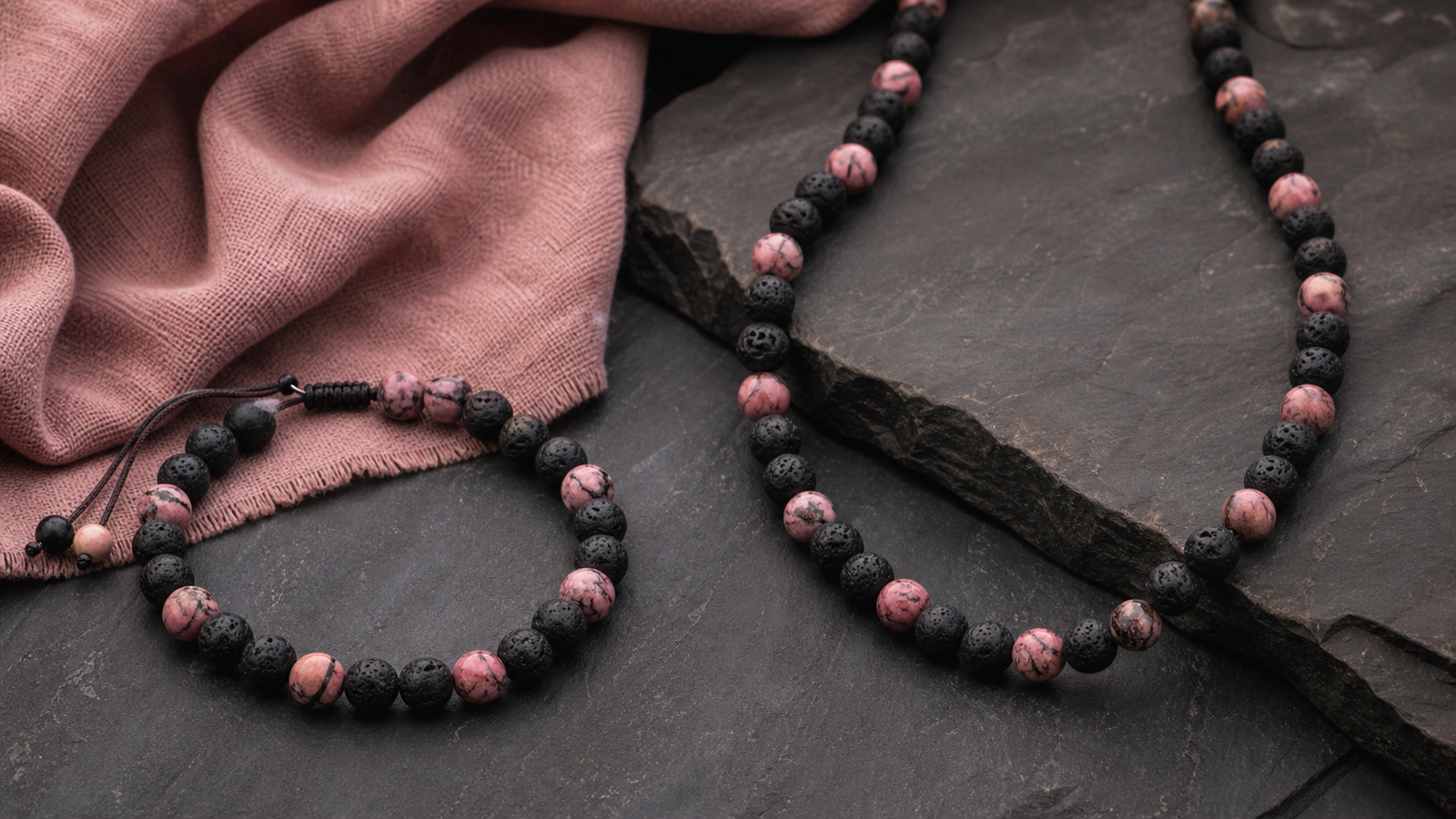 Bracelet et collier associant pierre de lave noire et rhodonite rose