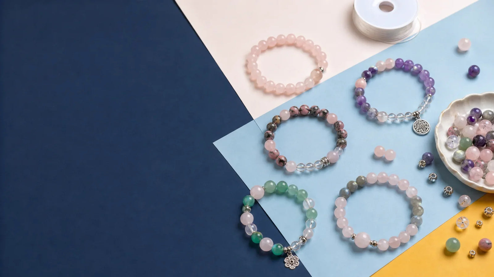 Assortiment de bracelets multi-pierres construit autour du quartz rose