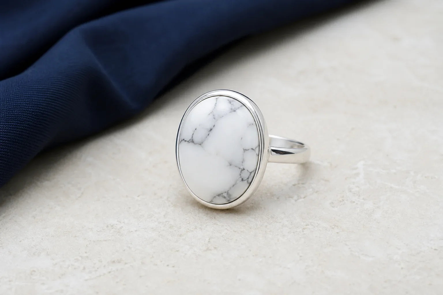 Bague en howlite blanche avec cabochon ovale serti clos en argent