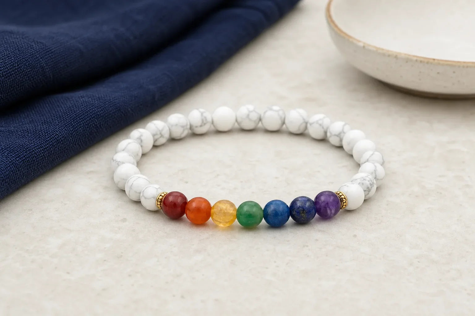 Bracelet sept chakras composé de howlite blanche et de sept perles colorées