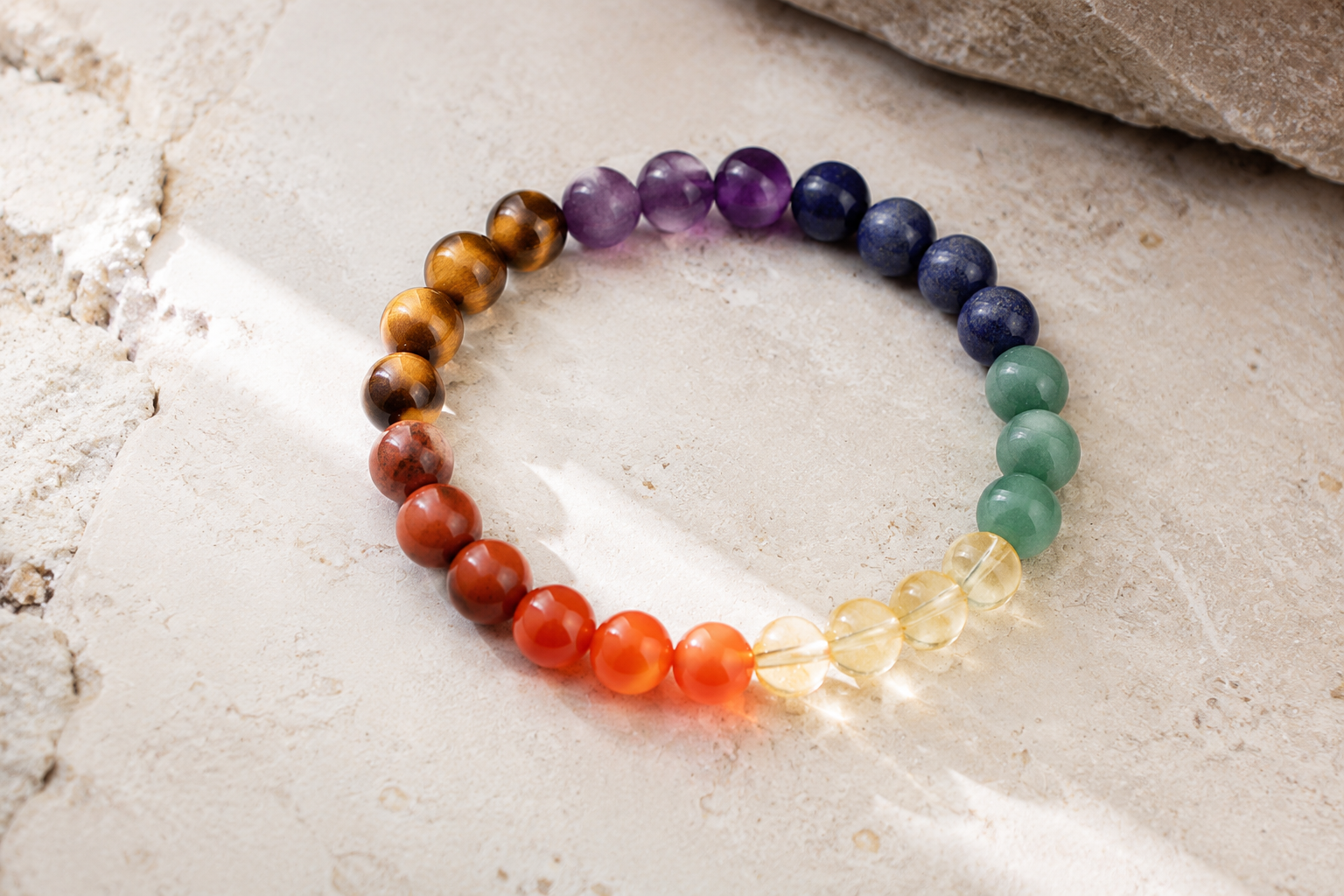 Bracelet 7 chakras avec perles colorées et œil de tigre chatoyant