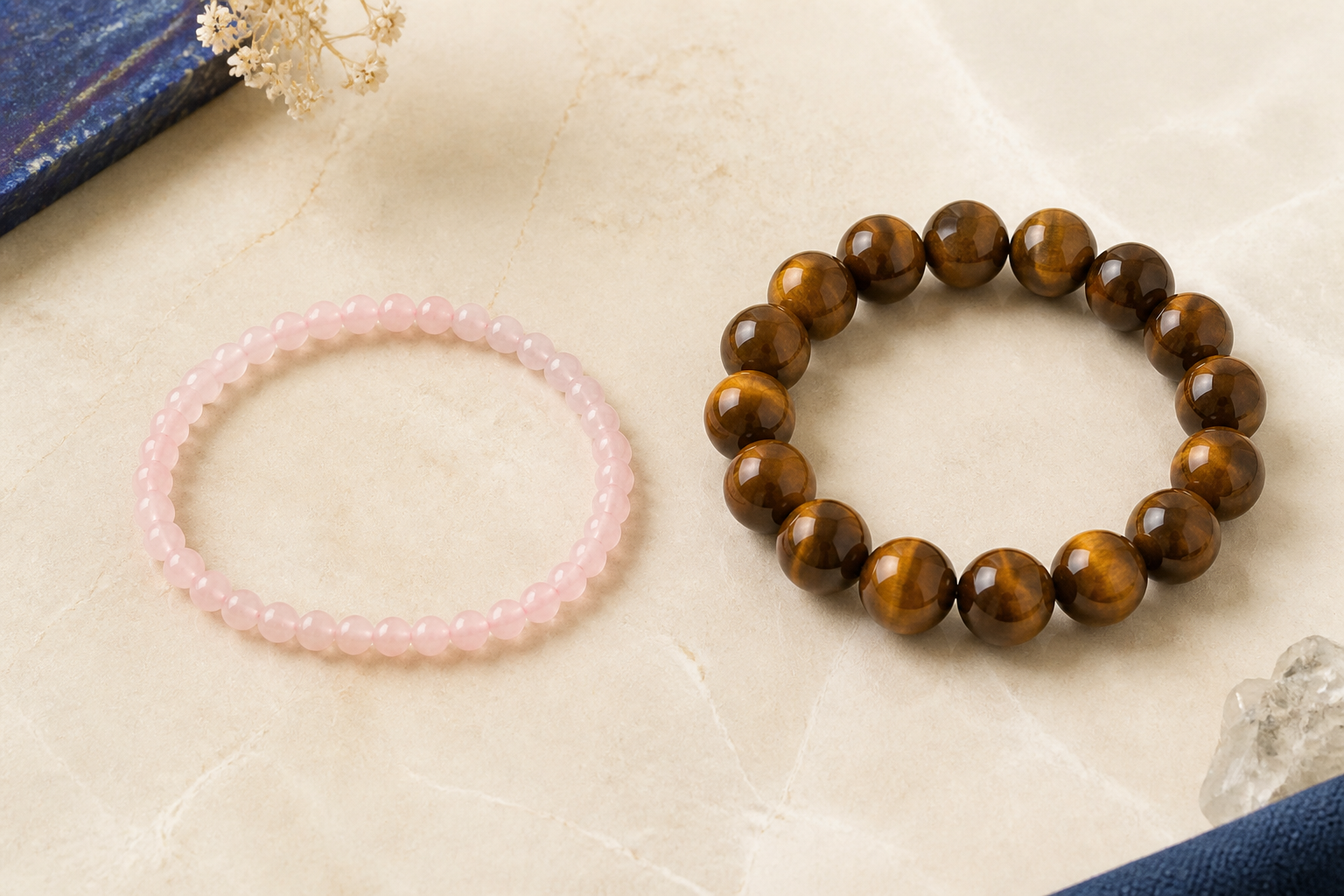 Comparaison entre un bracelet discret et un bracelet imposant en pierres naturelles