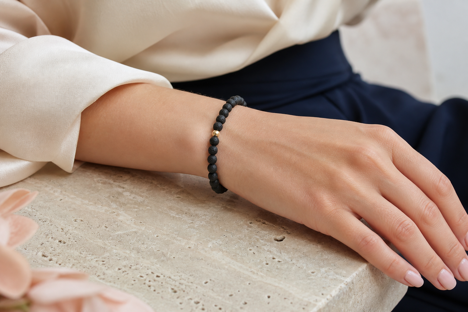 Bracelet féminin en perles de pierre de lave noire avec détails dorés