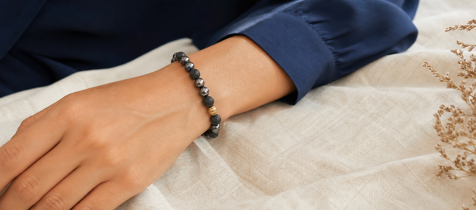 Bracelet en pierre de lave et hématite porté au poignet