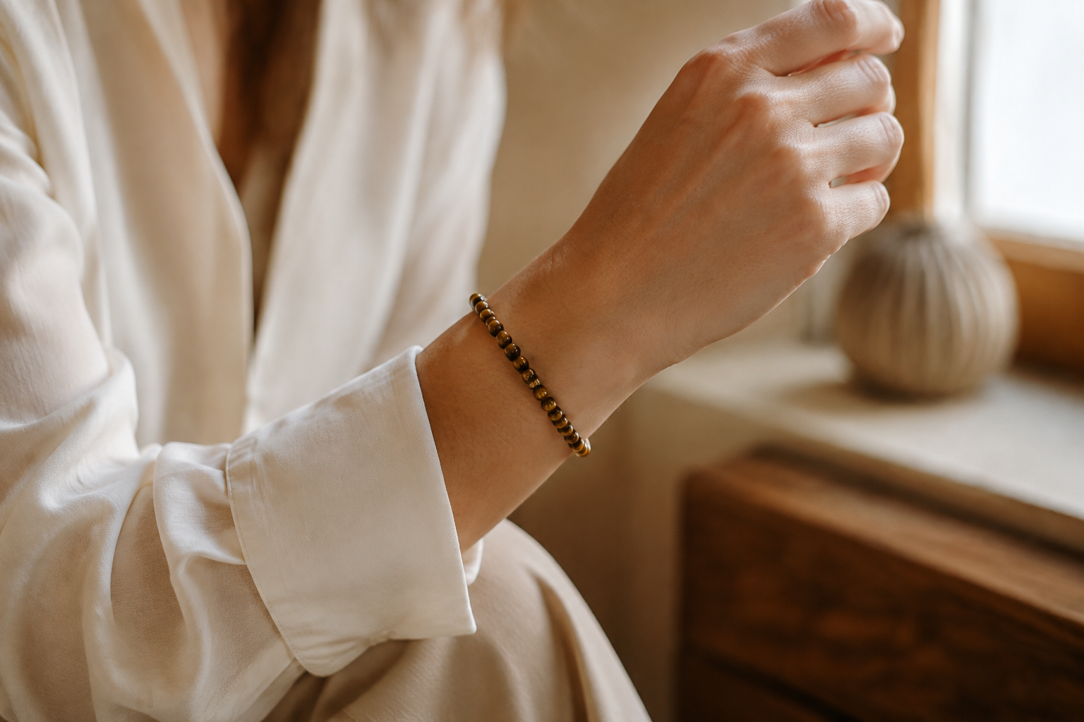 Femme portant un bracelet fin en œil de tigre naturel