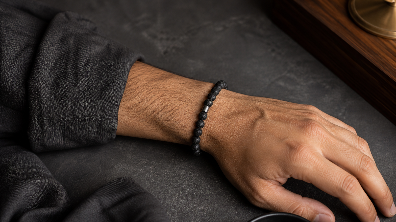 Bracelet en pierre de lave porté par un homme, ajustement confortable et style sobre