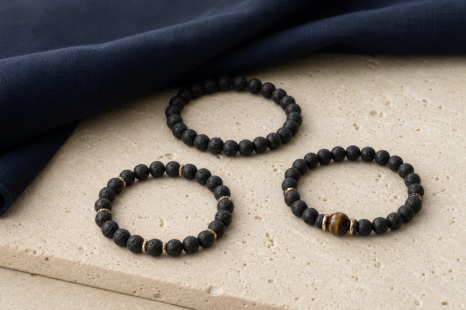 Trois styles de bracelets en pierre de lave noire