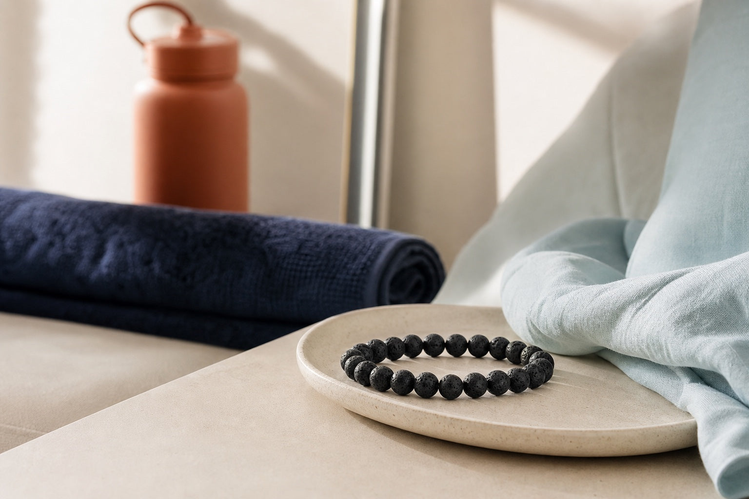 Bracelet en pierre de lave rangé avant de dormir, se doucher ou faire du sport