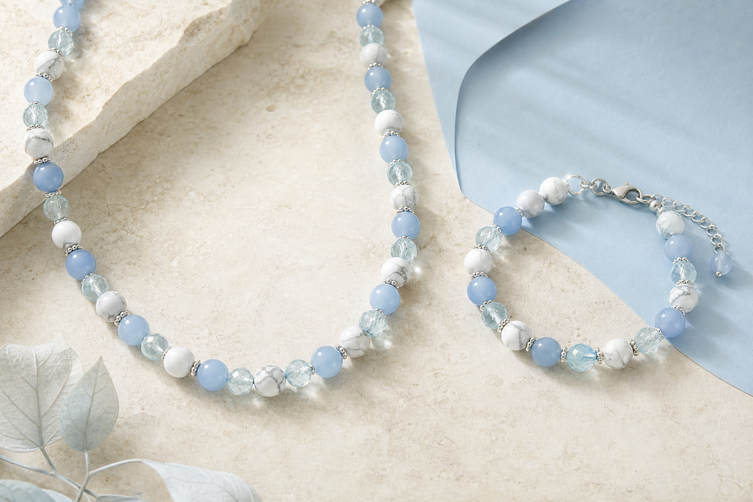 Calcédoine bleue, aigue-marine et howlite dans une composition de bijoux