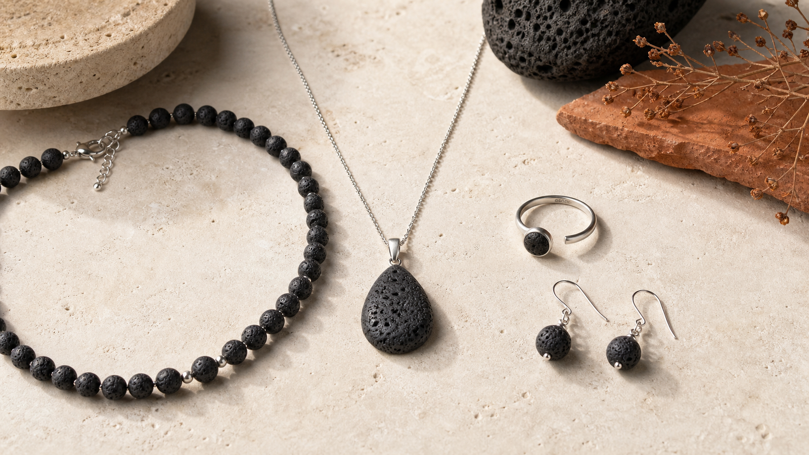 Collier, pendentif, bague et boucles d’oreilles en pierre de lave sur fond minéral