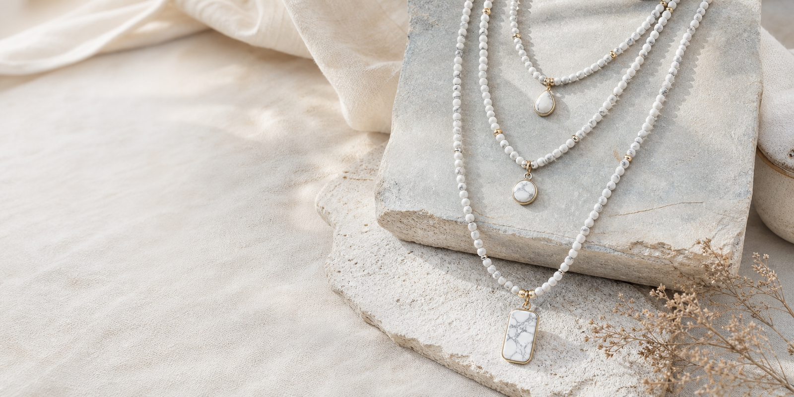 Colliers en howlite de plusieurs longueurs superposés