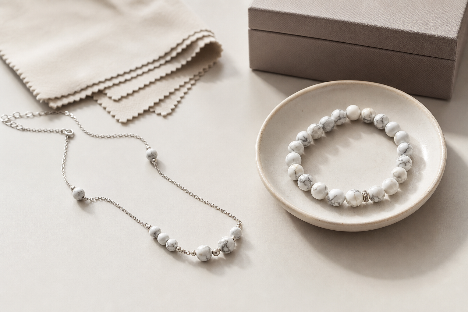 Bracelet et collier en howlite avec accessoires d’entretien doux