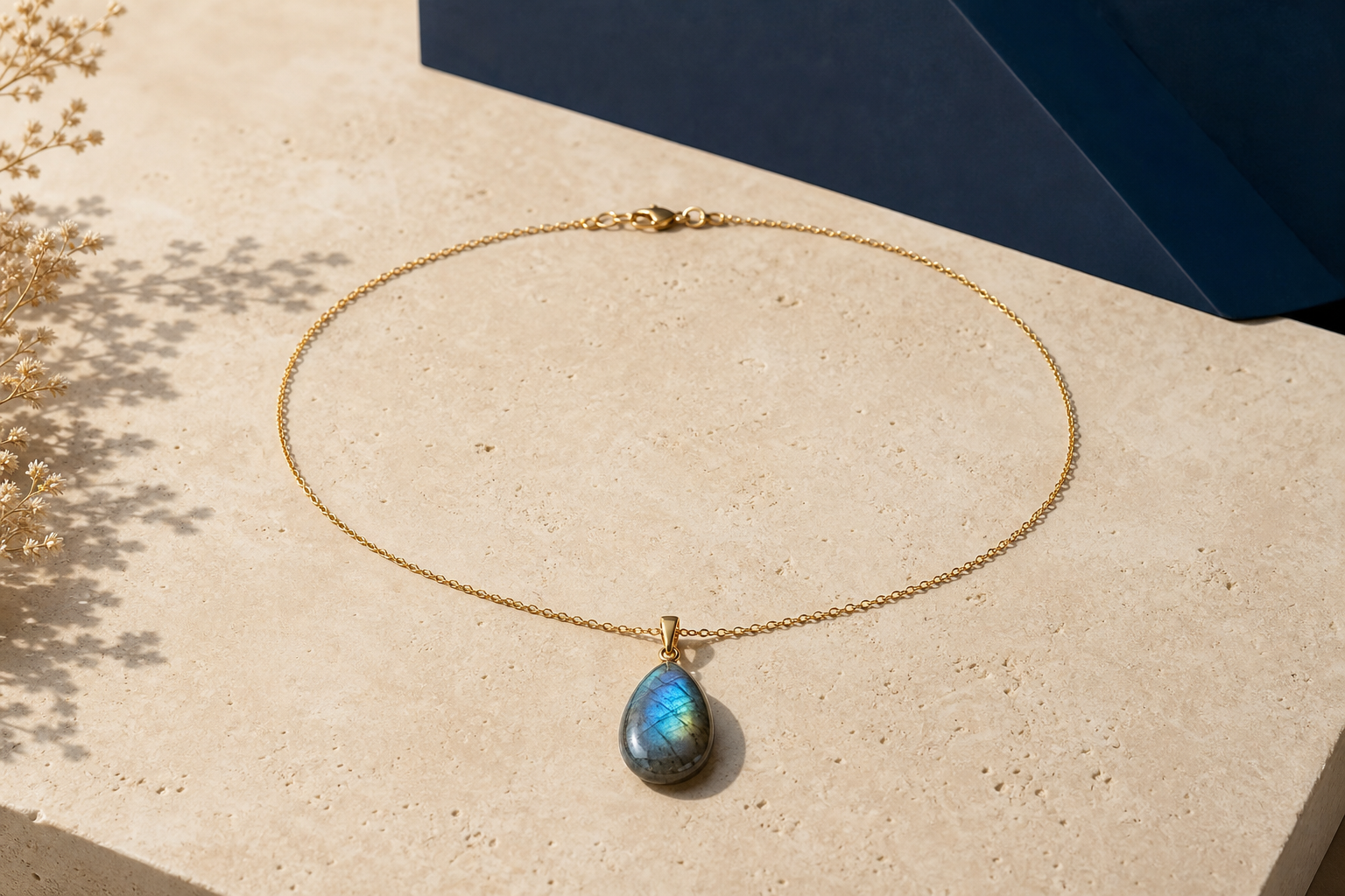 Collier doré avec pendentif en labradorite naturelle en forme de goutte