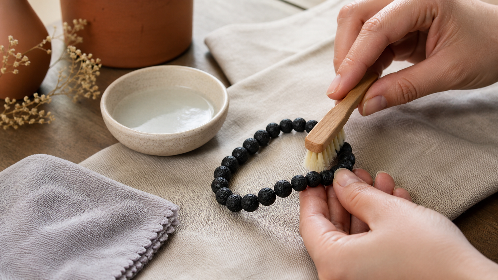 Nettoyage délicat d’un bracelet en pierre de lave My Roller Stone avec une brosse douce