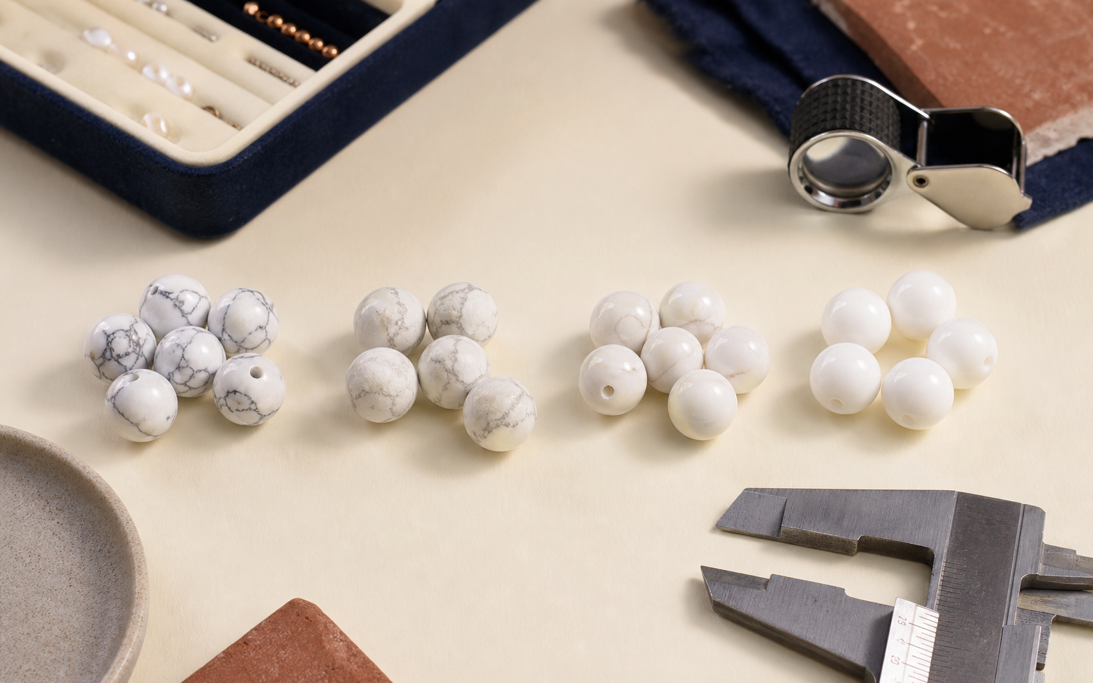 Comparaison entre howlite naturelle, résine, verre et imitations