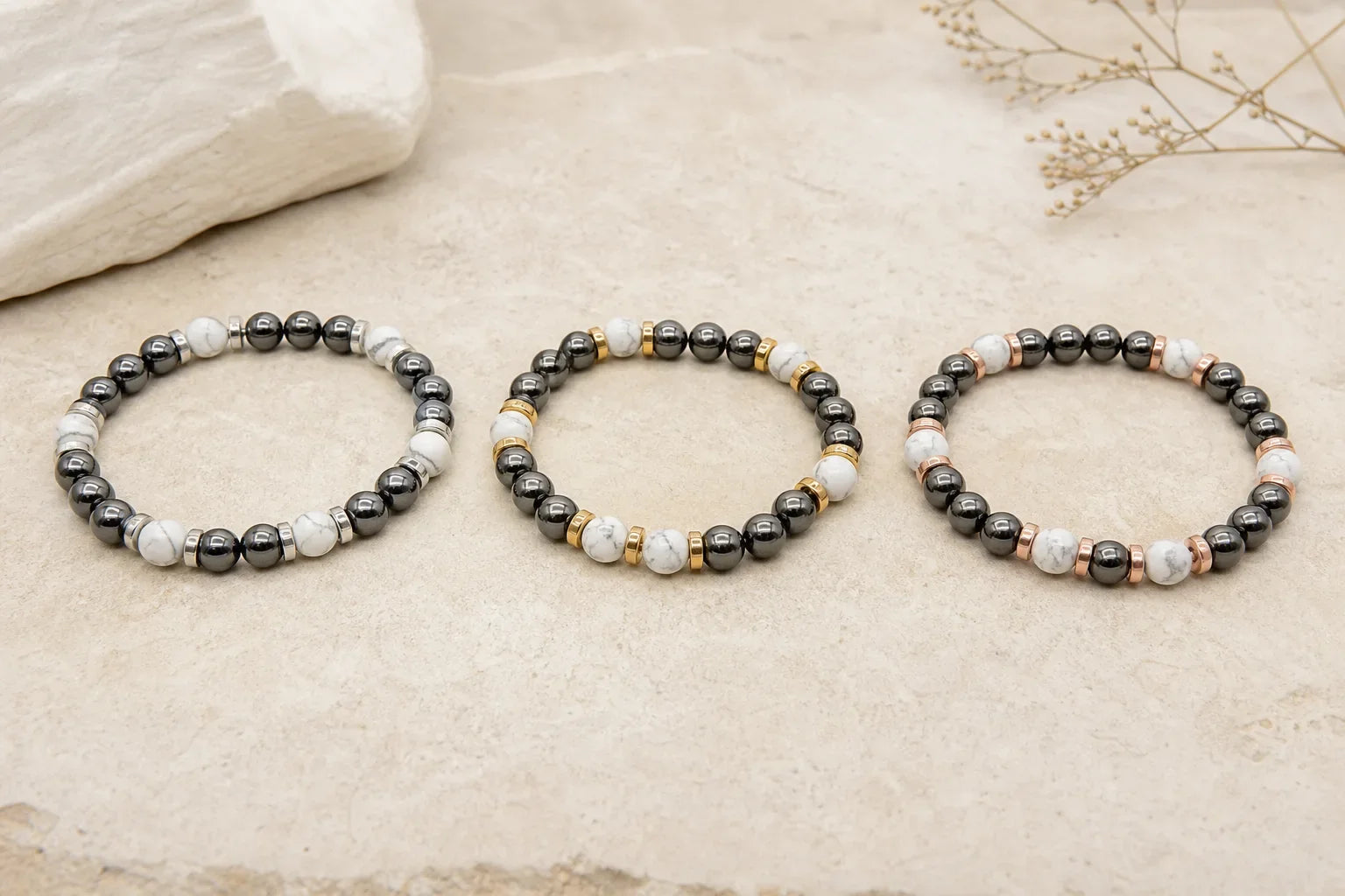 Trois bracelets en hématite et howlite avec finitions argentée, dorée et rosée