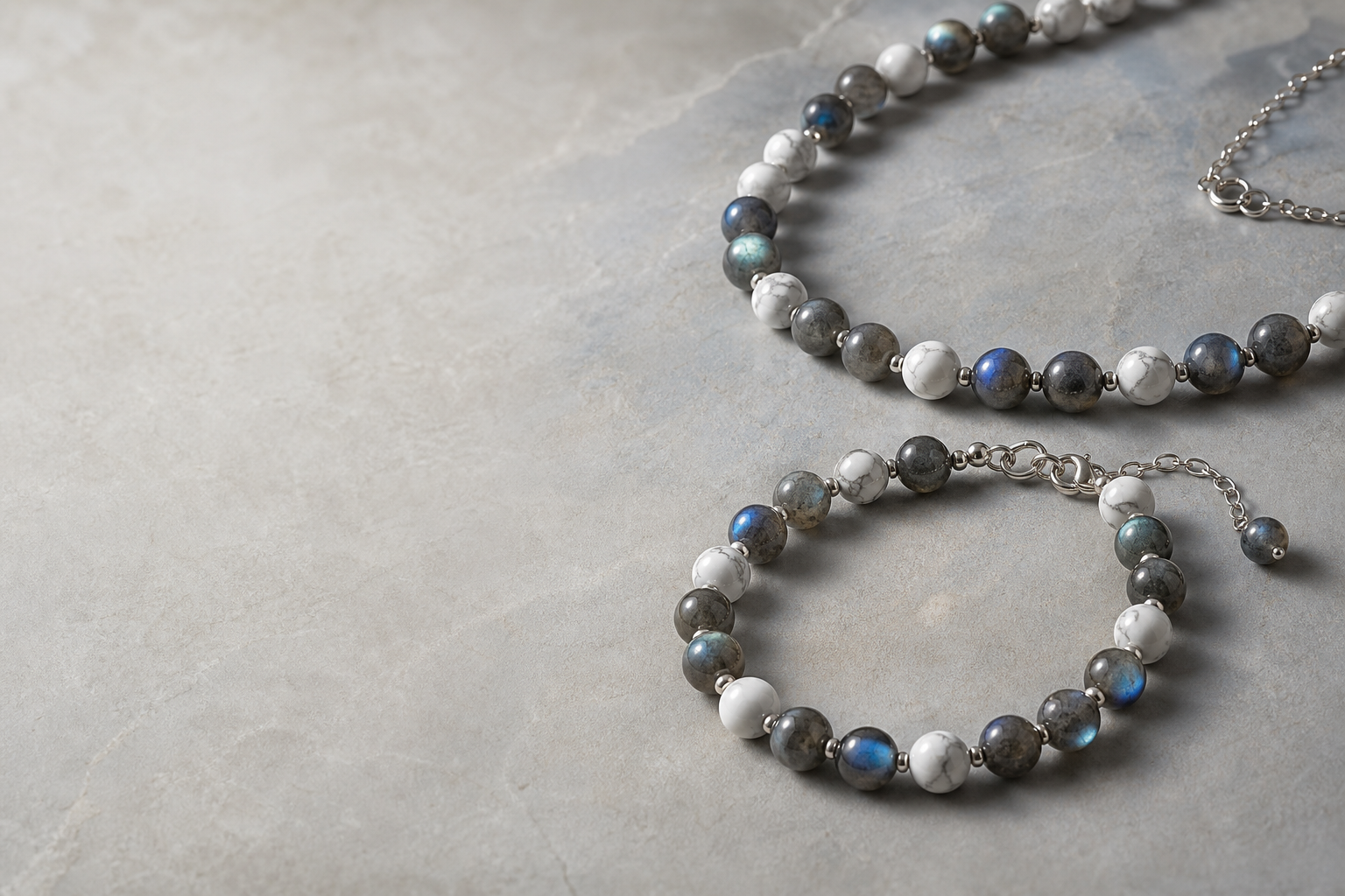 Bracelet et collier associant labradorite irisée et howlite blanche