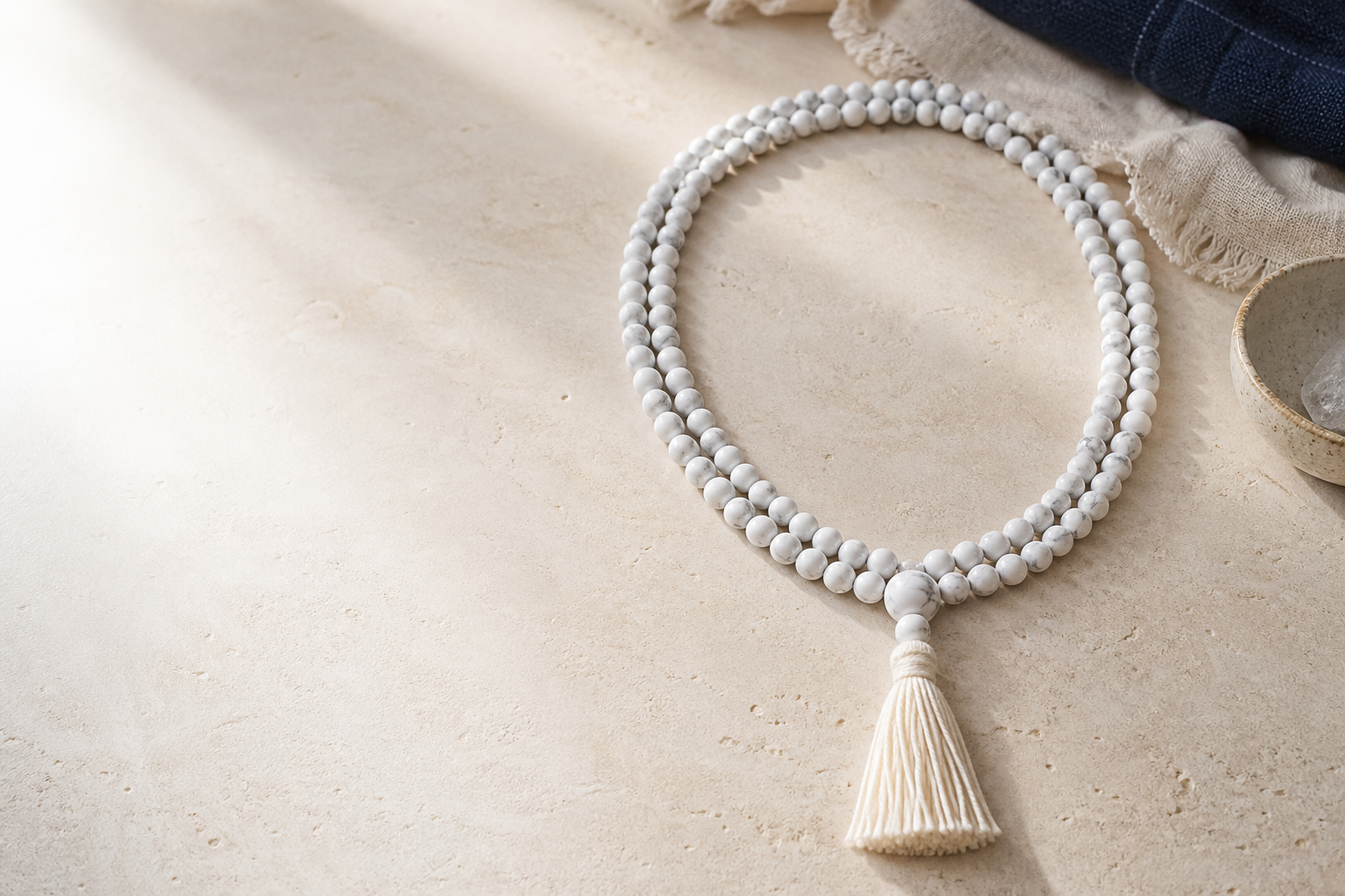 Mala en howlite de 108 perles avec perle gourou et pompon