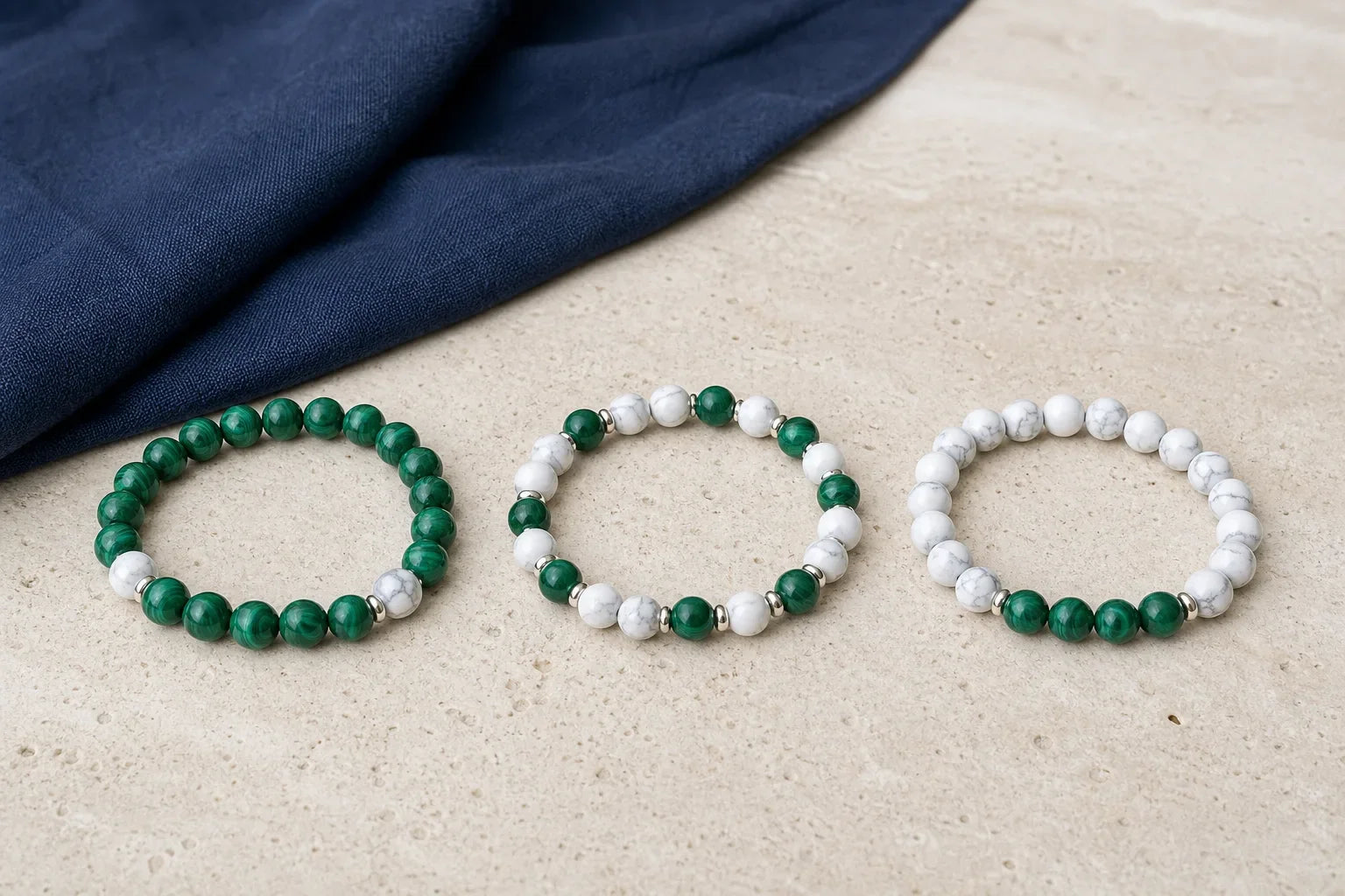 Trois bracelets en malachite et howlite avec différentes proportions de vert et de blanc