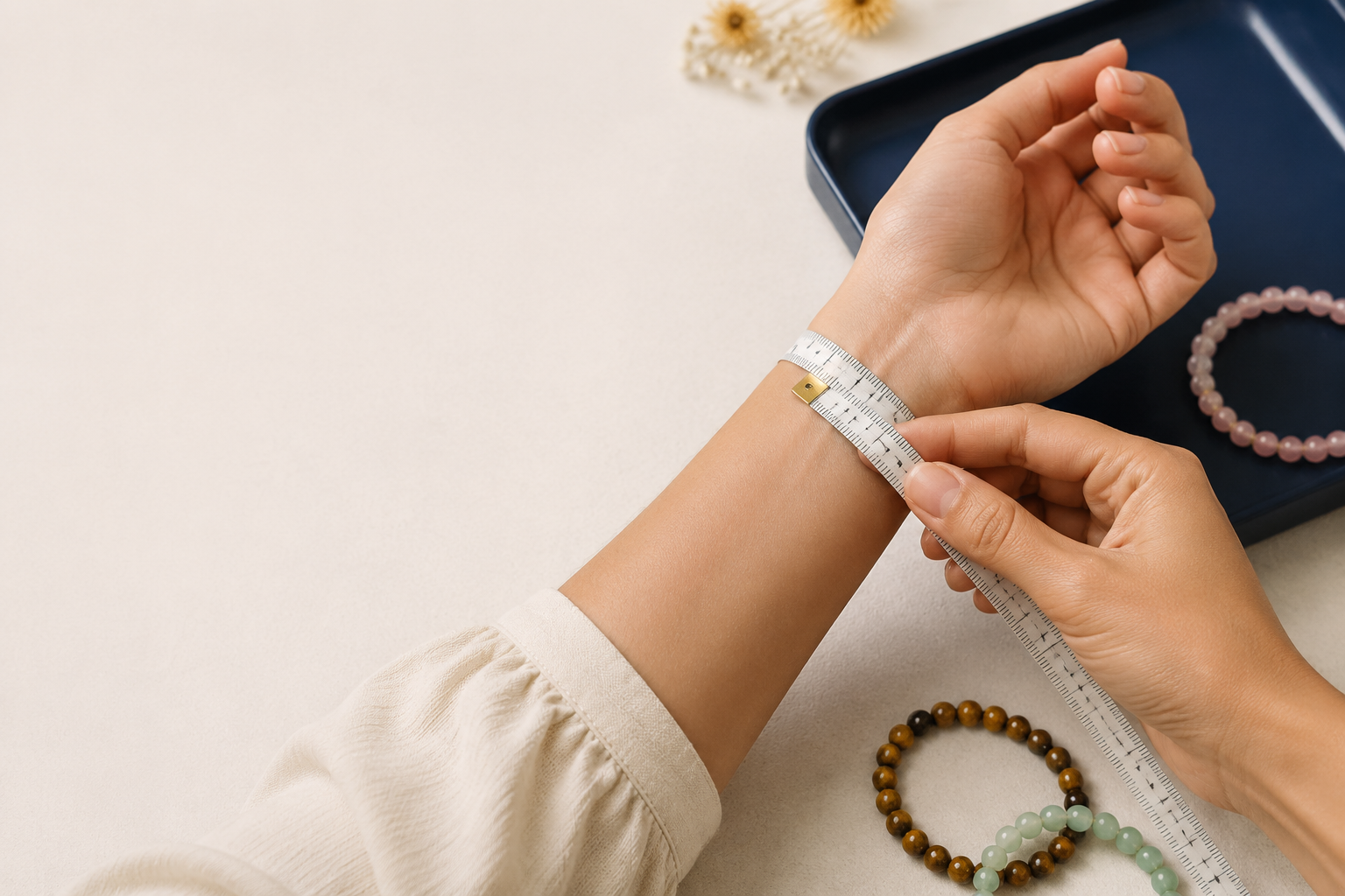 Mesure précise du poignet avec un mètre ruban souple avant de créer un bracelet
