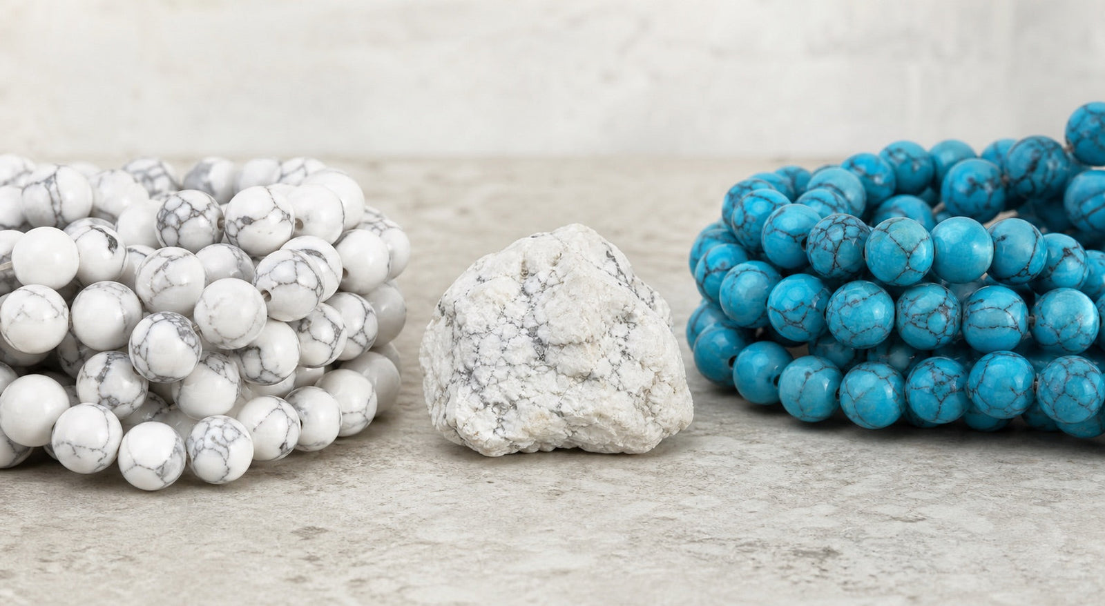 Howlite blanche naturelle comparée à des perles de howlite teintées en bleu