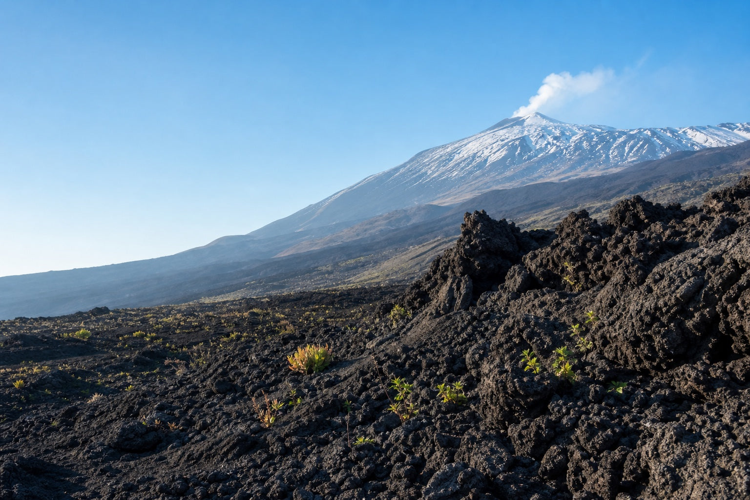 Etna et champ de lave noire en Sicile