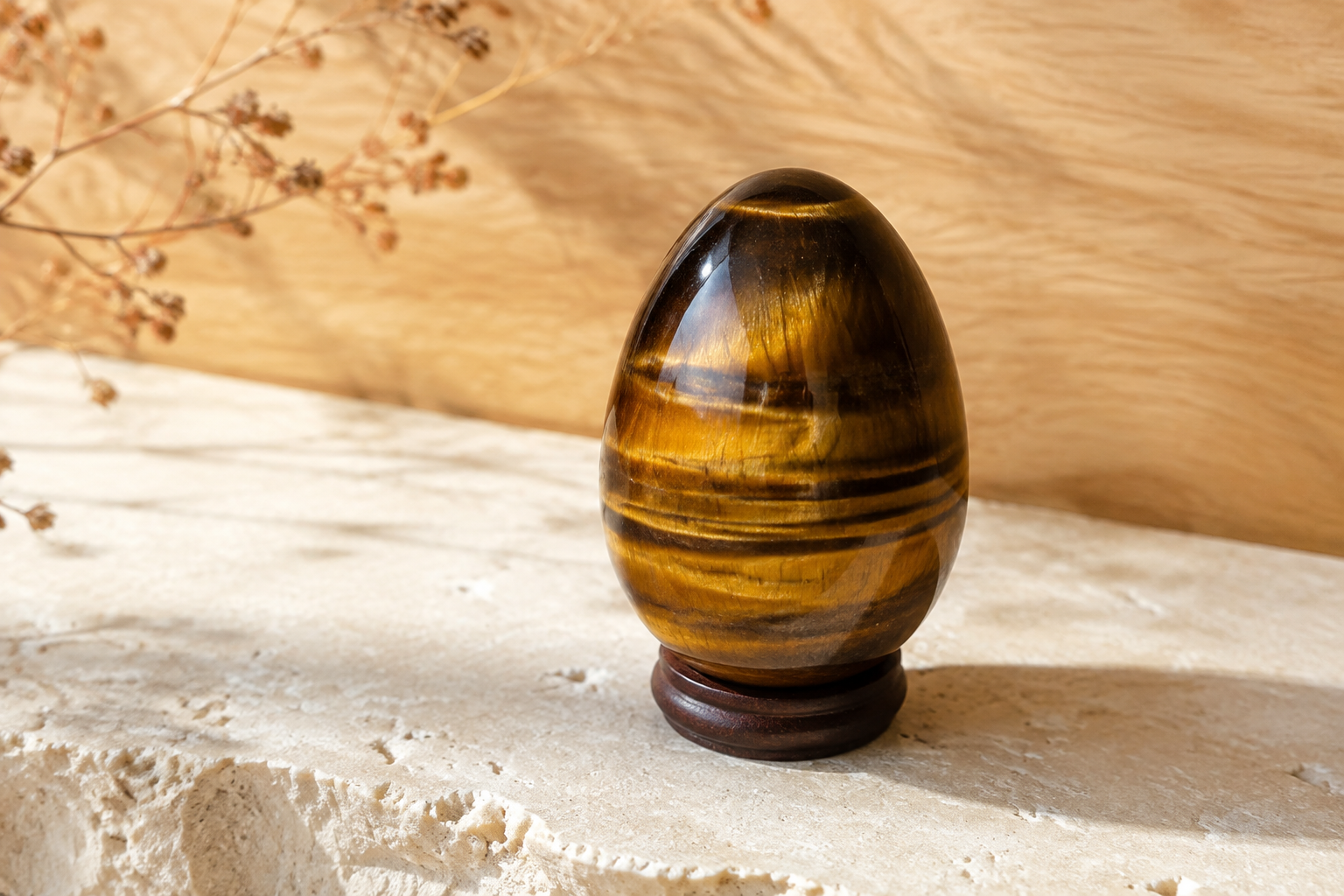 Œuf décoratif en œil de tigre sur un socle en bois