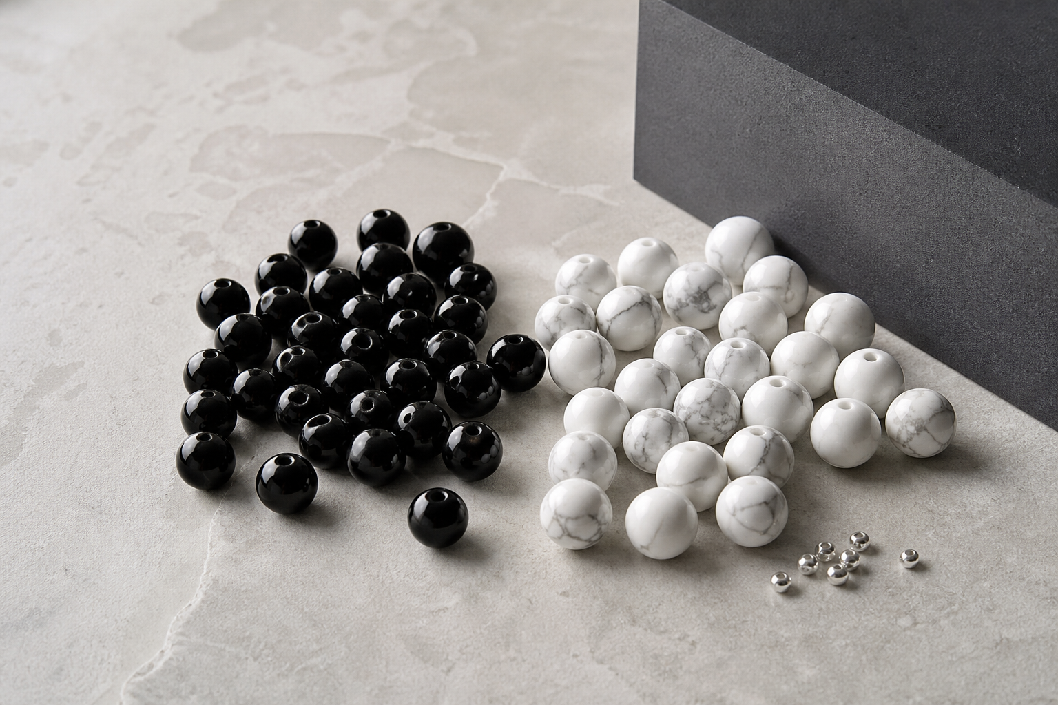 Perles d’onyx noir poli et de howlite blanche veinée pour création de bijoux