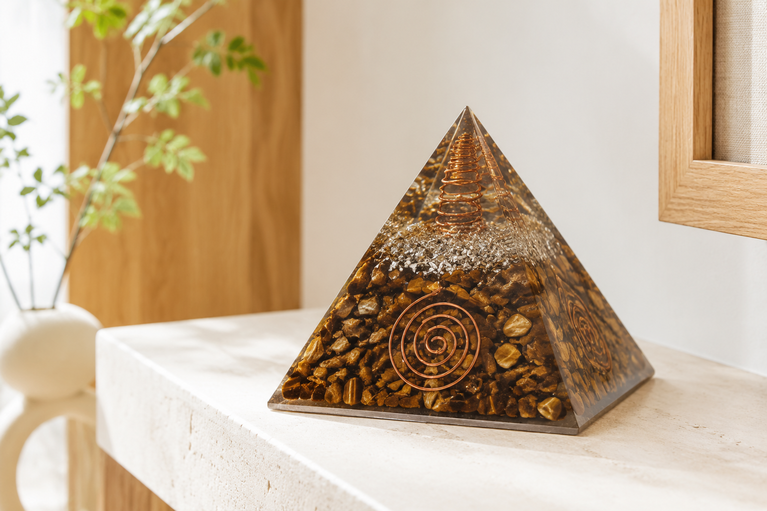 Orgonite en œil de tigre avec résine, cuivre et fragments métalliques