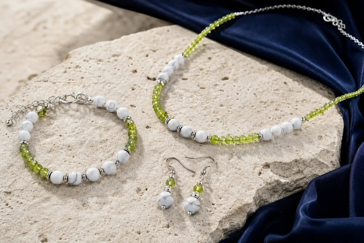 Bracelets en péridot vert vif et howlite blanche