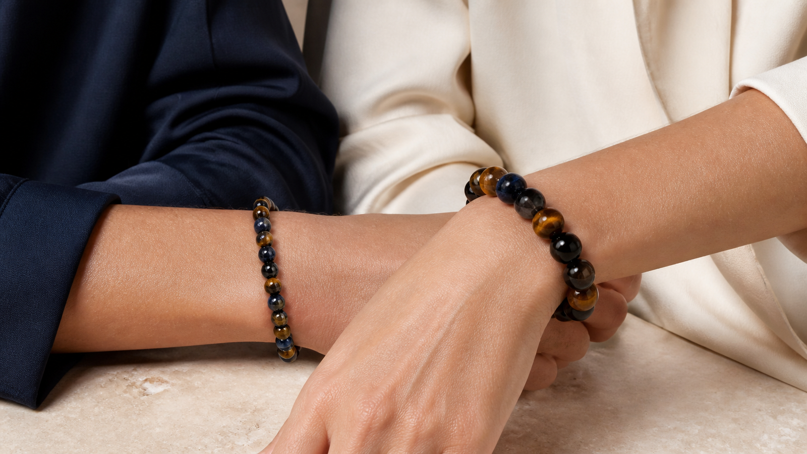 Comparaison au poignet entre un bracelet de petites perles et un bracelet de grosses perles
