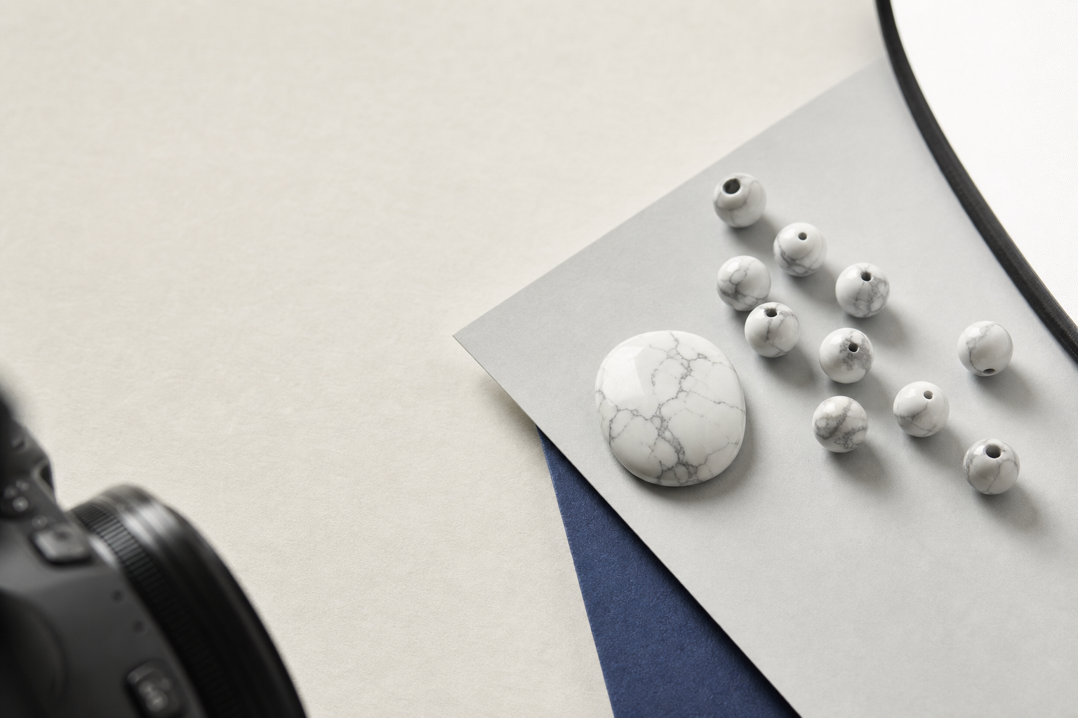 Studio photo pour révéler les veines naturelles de la howlite