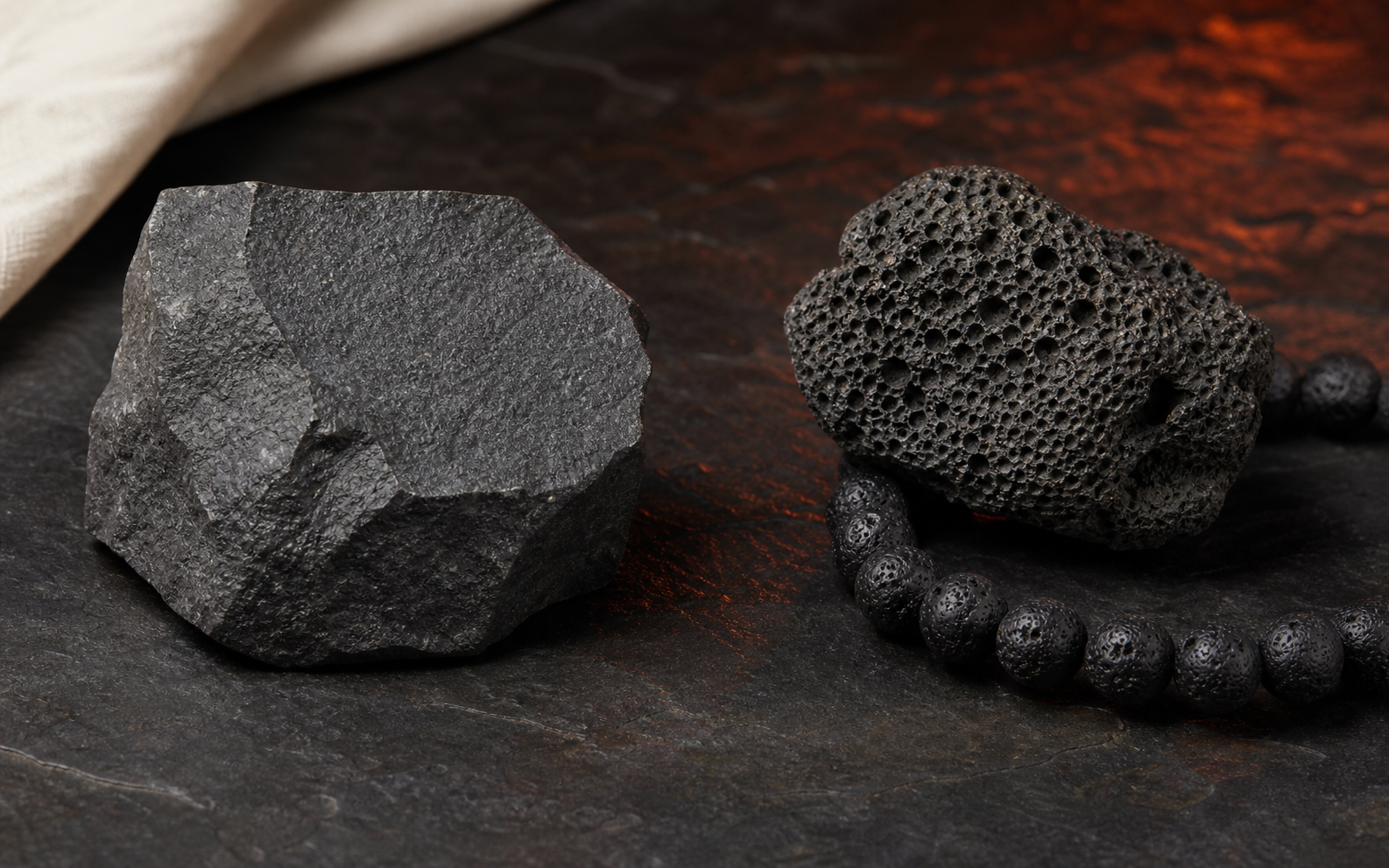 Basalte dense et pierre volcanique poreuse avec perles noires