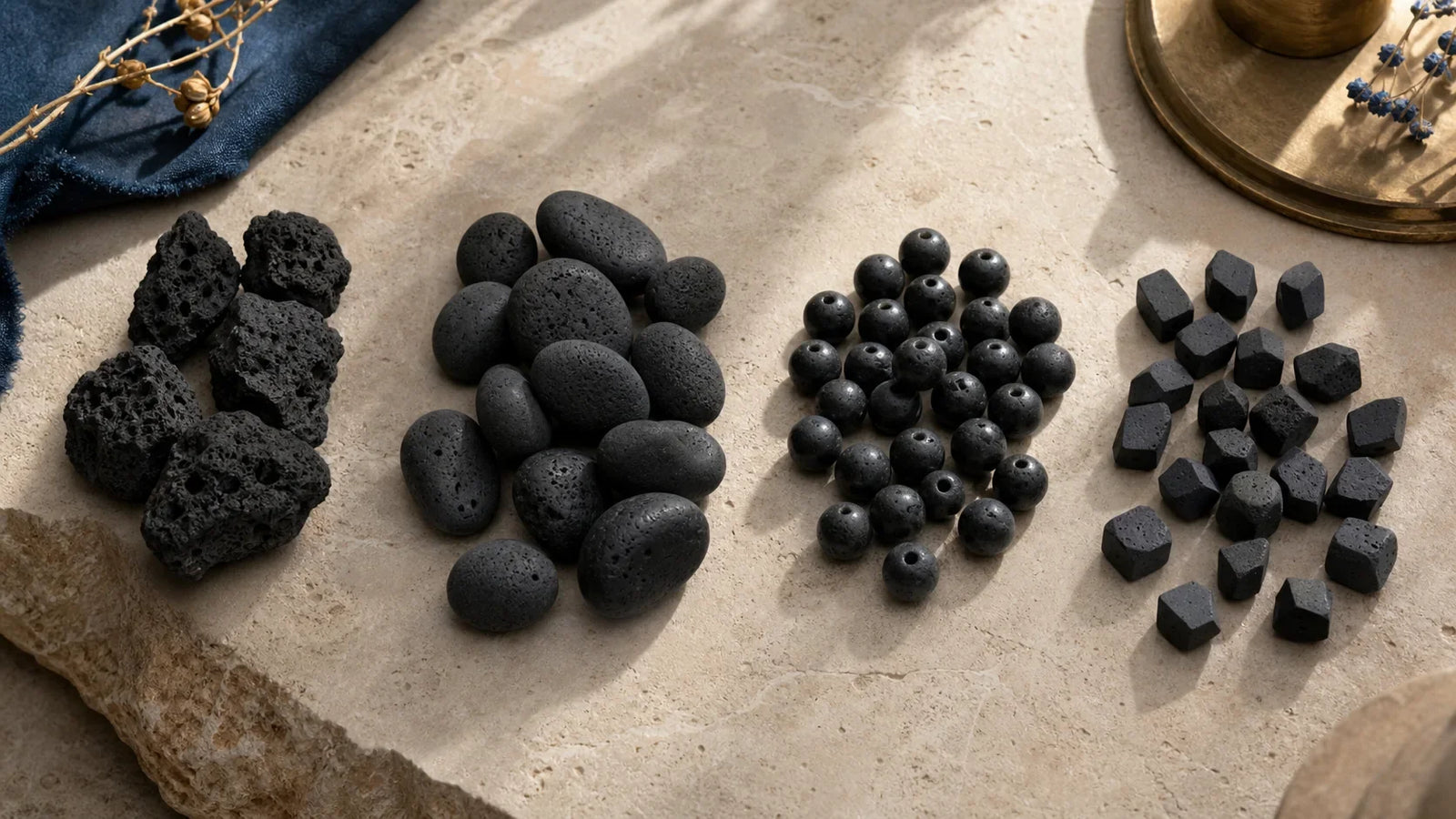 Comparaison de pierre de lave brute, roulée, polie et taillée