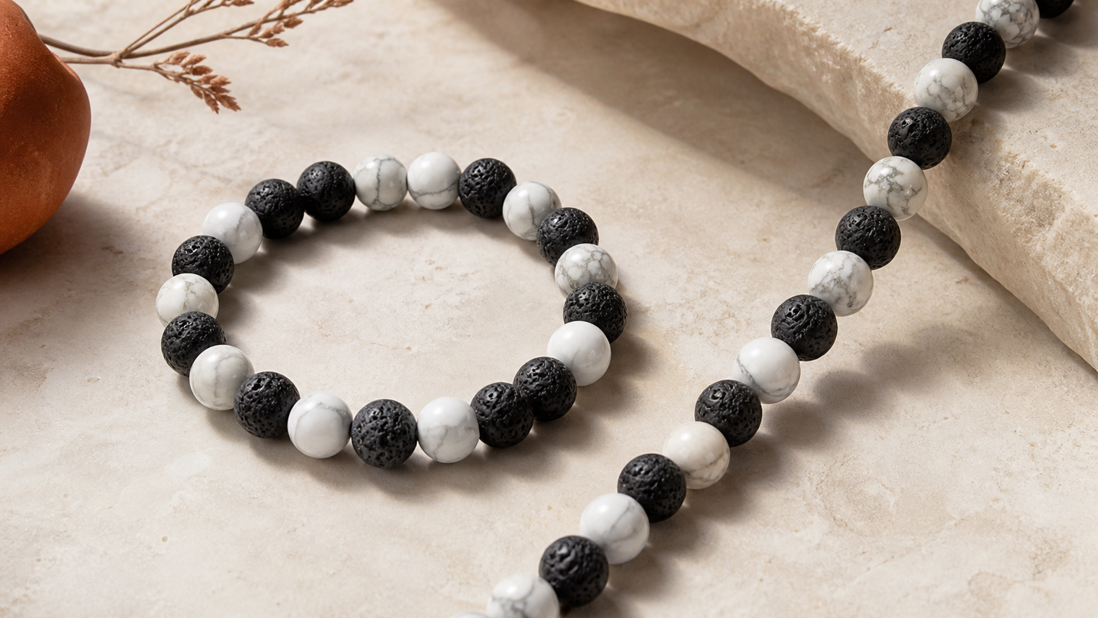 Bracelet et collier associant pierre de lave noire et howlite blanche