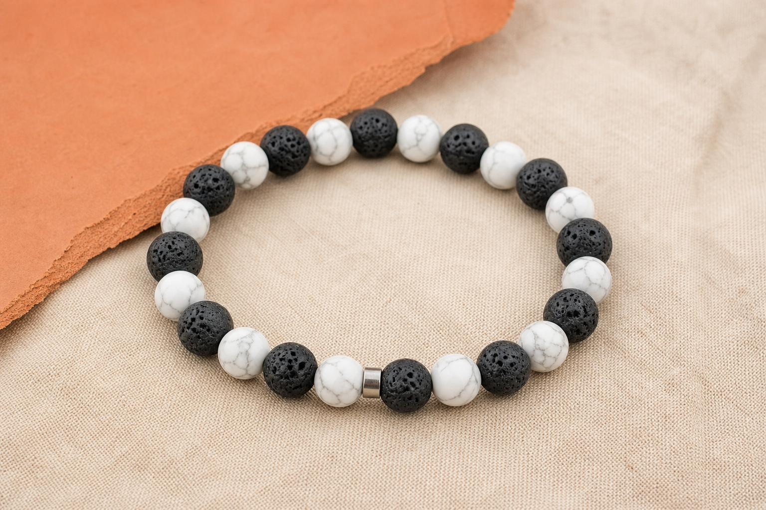 Bracelet alternant pierre de lave noire poreuse et howlite blanche veinée