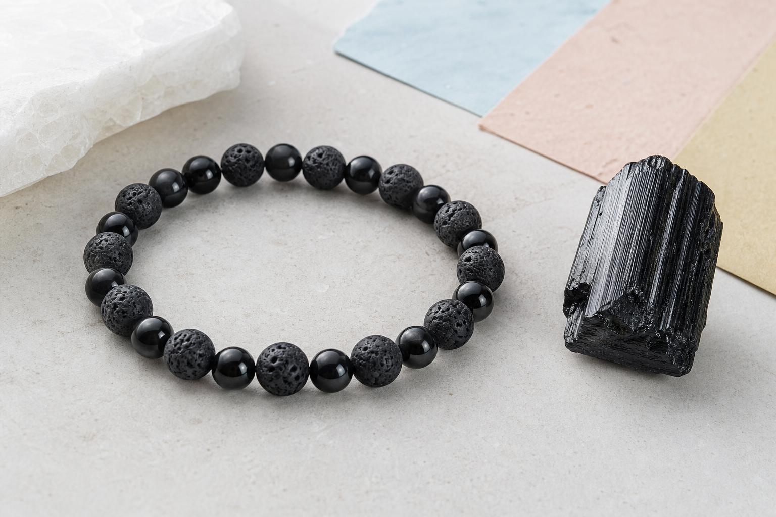 Bracelet alternant pierre de lave poreuse et tourmaline noire polie avec cristal brut strié
