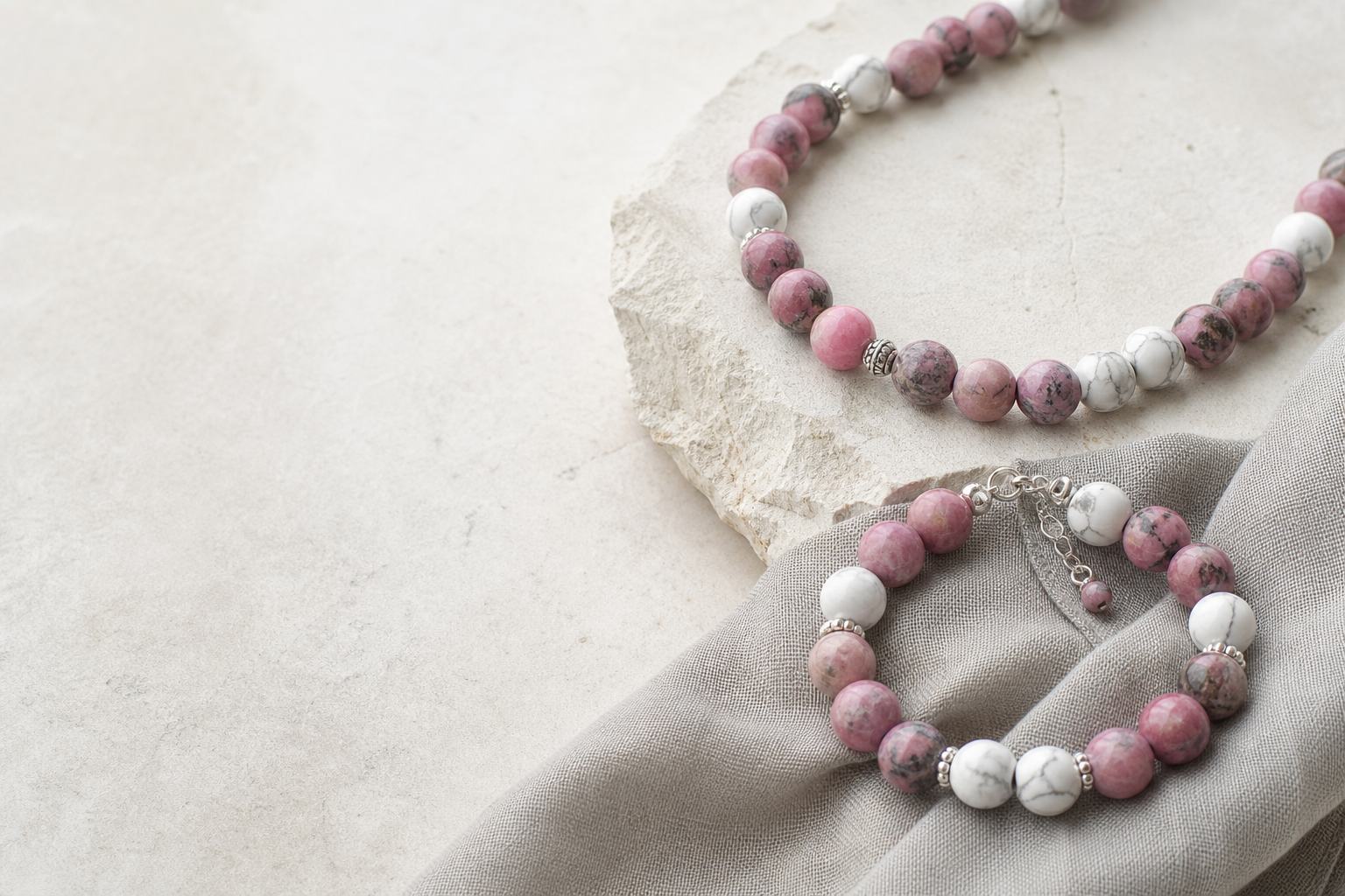 Bijoux en rhodonite rose et howlite blanche