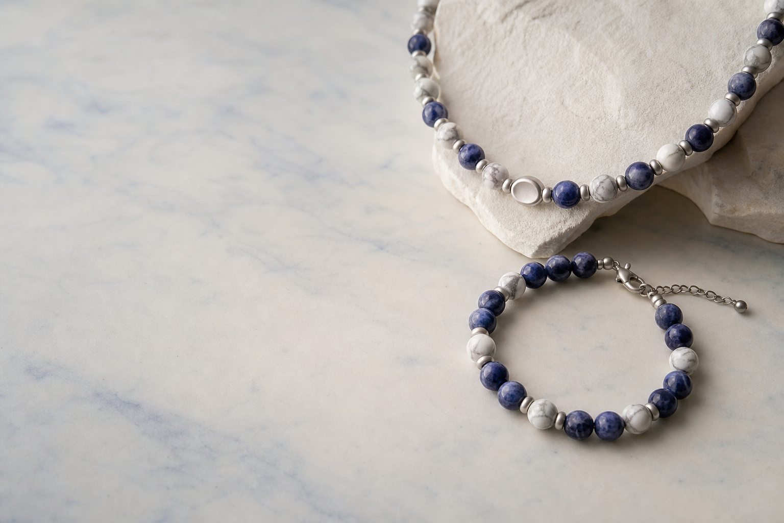 Bracelet et collier en sodalite bleue et howlite blanche