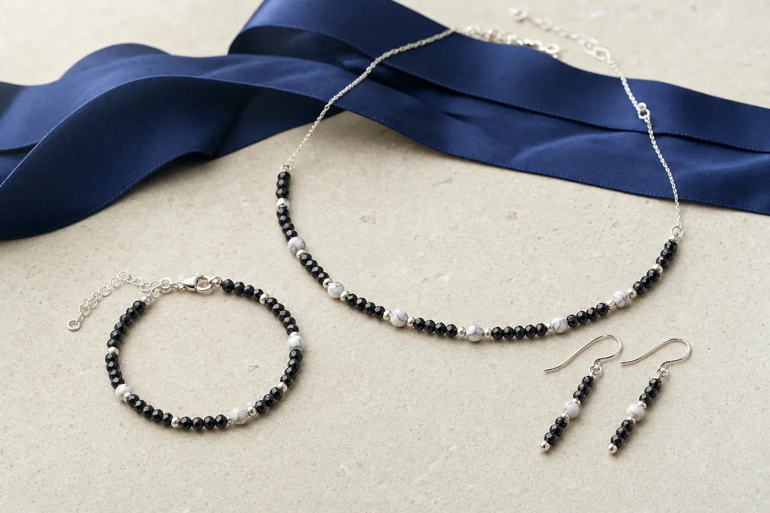 Parure fine en spinelle noire et howlite blanche